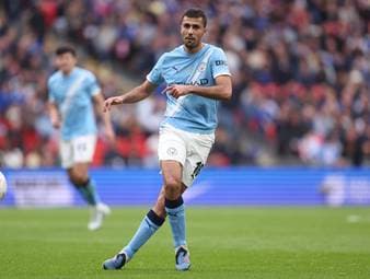 Manchester-City-Trainer Enzo Maresca hat die Wechselgerüchte um Rodri heruntergespielt. Ein Transfer zu Real Madrid sei aktuell nur Spekulation. Der Spanier werde nach seinem Urlaub zurückerwartet.