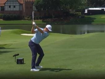 Justin Rose sorgt bei der Tour Championship 2026 mit einem Hole-in-One für einen unglaublichen Schlag. Der Ball landet direkt im Loch - die Kommentatoren sind aus dem Häuschen.