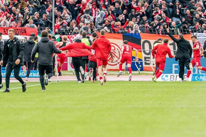 Cottbus steigt auf - Riesen-Drama in Duisburg