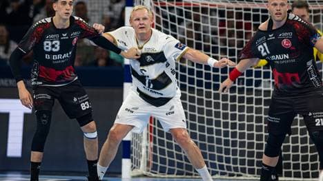 Ziehen und Zerren am Kreis: Kiels Patrick Wiencek (M.)