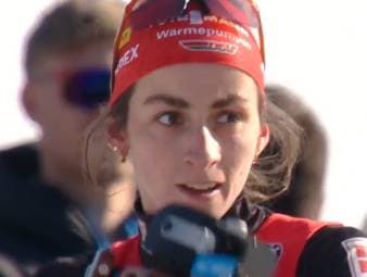 Unter den Blicken des königlichen Besuchs sorgt Vanessa Voigt für eine starke Aufholjagd in Oslo. Die deutsche Biathletin kämpft sich in der letzten Verfolgung der Saison fast noch ans Podium heran.