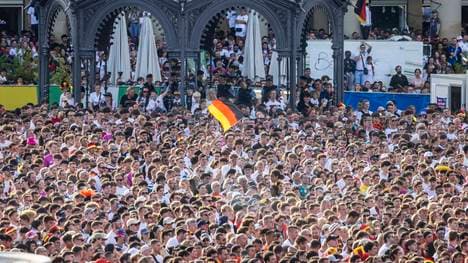 Offizielle Fanmeilen wird es in Deutschland zur WM 2026 praktisch nicht geben. Aufgrund der später Anstoßzeiten wird Public Viewing eher auf Kneipen, Bars und biergärten ausweichen.