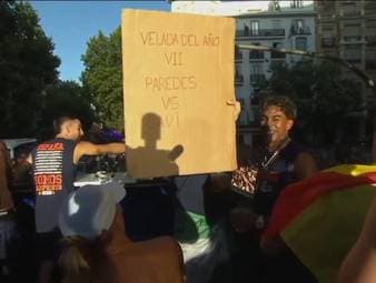 Auf der Busparade nach Spaniens WM-Triumph machen sich die spanischen Stars über Argentiniens Rüpel Leandro Paredes lustig. Lamine Yamal und Co. sorgen mit einem Schild für Lacher, das einen vermeintlichen Boxkampf zwischen Gavi und Paredes ankündigt.