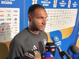 Mit einem aberkannten Tor und seinem verschossenen Elfmeter ist Jonathan Tah der tragische deutsche Held beim WM-Aus gegen Paraguay. Trotzdem stellt er sich anschließend zum Interview.