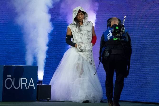 Osaka wieder mit Mode-Statement
