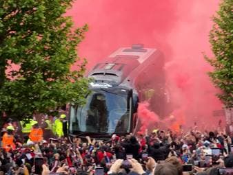 Vor dem letzten Premier-League-Heimspiel gegen Burnley empfangen die Fans des FC Arsenal den Bus mit Pyros. Die Gunners könnten einen gewaltigen Schritt in Richtung Meisterschaft machen.