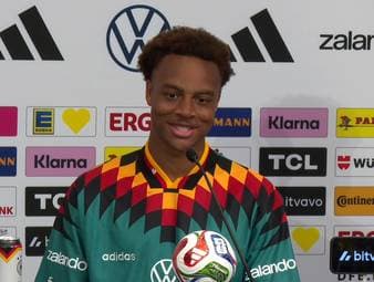 Assan Ouedraogo wird von Julian Nagelsmann in den WM-Kader nachberufen. Als dieser ihn anruft, urlaubt der Leipzig-Offensivwirbel - und bekommt deshalb eine kuriose Nachfrage. 
