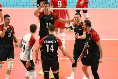 Volleyballer feiern dritten Sieg