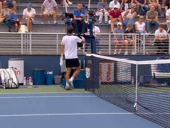 Im US-Open-Match des Deutschen Daniel Altmaier gegen Svajda sorgt eine Szene für Verwirrung: Wollte der Deutsche hier das Spiel aufgeben?
