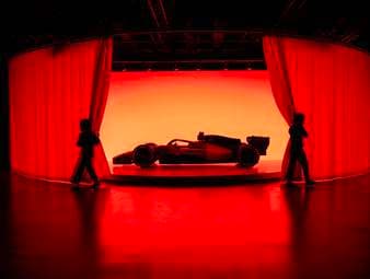 Audi stellt das Design für das neue Formel-1-Auto vor, das ab 2026 in die Königsklasse des Motorsports einsteigt. Der deutsche Automobilhersteller setzt dabei auf ein klares Design mit markanten Farben.