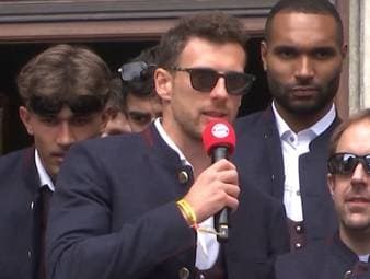 Der FC Bayern München feiert den Gewinn der Meisterschaft traditionell auf dem Balkon des Münchner Rathauses. Gleichzeitig muss sich der Verein von Leon Goretzka verabschieden, der vermutlich seine letzten Worte an die Fans richtet.