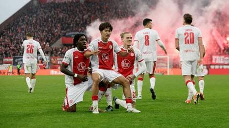 Kaito Mizuta (M.) bejubelt sein Tor 