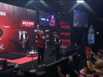 Nathan Aspinall sorgt bei seinem Halbfinal-Walk-On für Erstaunen. "The Asp" kommt nicht wie gewohnt mit "Mr. Brightside" auf die Bühne, sondern mit einem anderen bekannten Song.