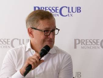 Vor knapp zwei Monaten sorgte einer Banner bei der Meisterfeier der Bayern für einen kuriosen Zwischenfall. Jetzt reagiert auch Bayern-Boss Jan-Christian Dreesen spöttisch auf den Streich der Löwen. 