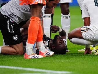 WM-Spieler mit Trage abtransportiert