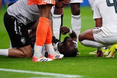 WM-Spieler mit Trage abtransportiert