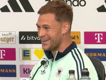 Joshua Kimmich, der "DFB-Spieler mit dem grünsten Daumen", spricht auf der Pressekonferenz über die Flora und Fauna in Winston-Salem. Dabei berichtet er auch über die Begegnung mit einer giftigen Schlange. 