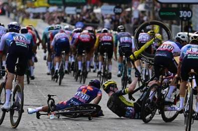 Heftiger Sturz im Tour-Finale
