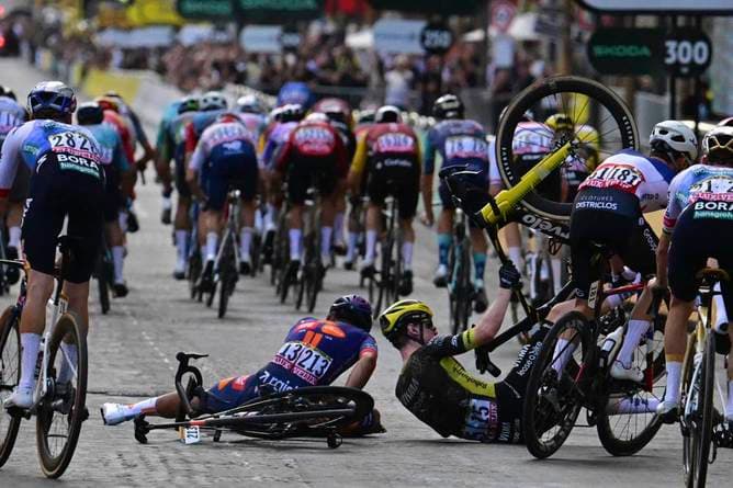 Heftiger Sturz im Tour-Finale