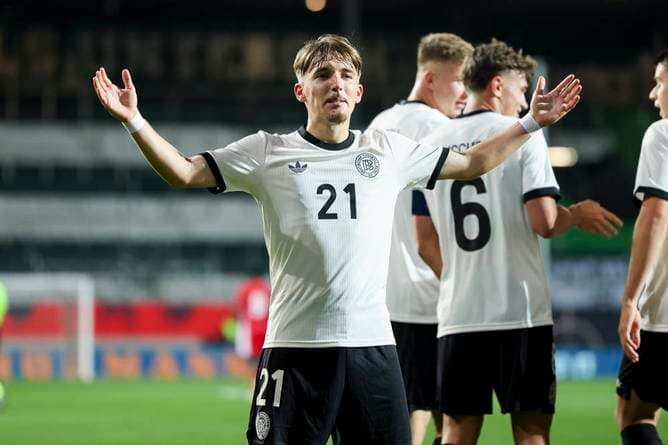 Karl trägt sich in die Geschichtsbücher ein