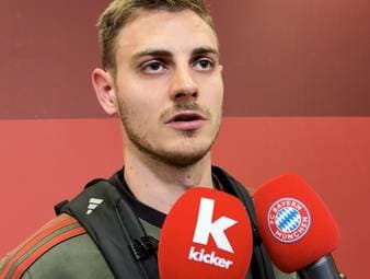 Vor dem dritten Gegentreffer des FC Bayern sieht Josip Stanisic ein klares Foul an sich und kritisiert Antonio Rüdiger, der ihm noch ein paar Worte mitgab.