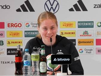 Marie-Louise Eta ist die erste Cheftrainerin in der Männer-Bundesliga. Die deutschen Nationalspielerinnen Jella Veit und Sjoeke Nüsken reagieren auf diese historische Entscheidung von Union Berlin.