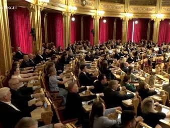 Im Rahmen einer norwegischen Parlamentssitzung fordert Masud Gharahkhani das Parlament auf, die norwegische Nationalmannschaft mithilfe des „Viking-Row" zu unterstützen.