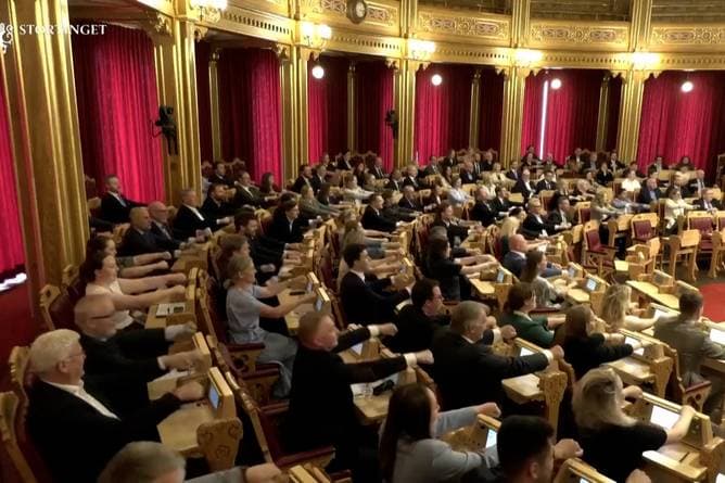 Kurios! Hier rudert das norwegische Parlament