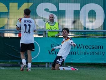 Die deutsche U19 setzt sich zum EM-Auftakt gegen Dänemark mit 4:3 durch. Matchwinner wird ein Stürmertalent des HSV.