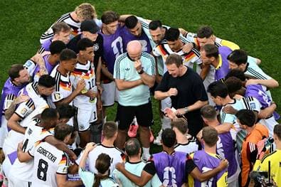 DFB-Team mit Botschaft an die Fans