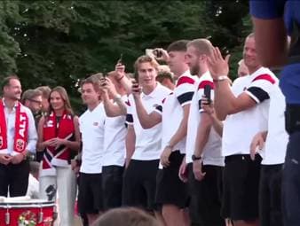 Feierstimmung in Norwegen. Anlässlich der Rückkehr ihrer WM-Helden feierten die Fans ihre Nationalmannschaft. Mittendrin war sogar der norwegische Kronprinz.