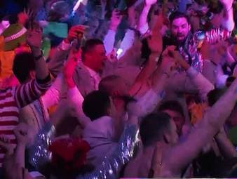 Die erste Runde der Darts-WM ist Geschichte und produzierte bereits jede Menge großes Entertainment. Unter anderem Außenseitersiege, kuriose Walk Ons und eine große Enttäuschung.