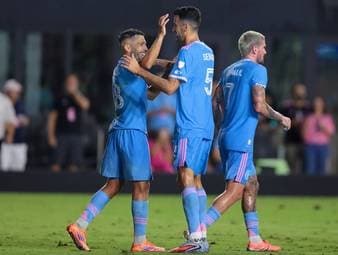 Sergio Busquets erklärt mit emotionalen Worten, warum er seine Karriere beendet. Dabei blickt die Spanien-Legende zurück auf seine Zeit beim FC Barcelona und bei Inter Miami.