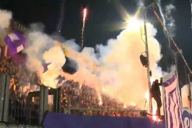 Irre Pyro-Show! Fans schießen Raketen aus dem Stadion