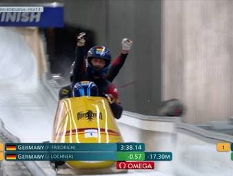 Im Viererbob holen die deutschen Athleten erneut Gold und Silber. Johannes Lochner, Thorsten Margis, Jörn Wenzel und Georg Fleischhauer bejubeln dabei den Olympiasieg.