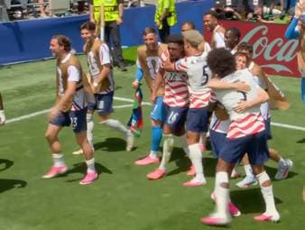 Die USA jubeln gegen Australien vermeintlich zu früh. Referee Felix Zwayer wird aber vom VAR überstimmt und hat deshalb kurz darauf frohe Kunde für das Gastgeberland. 