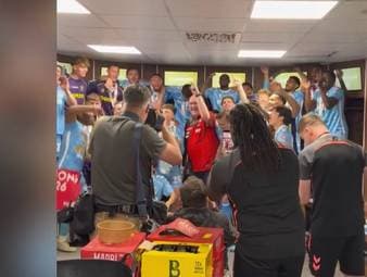 Kabinen-Party! Darts-Liebling crasht Aufstiegsfeier