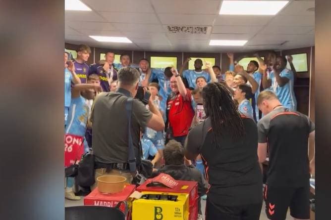 Kabinen-Party! Darts-Liebling crasht Aufstiegsfeier