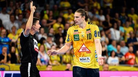 Juri Knorr in einer Diskussion mit einem Schiedsrichter 