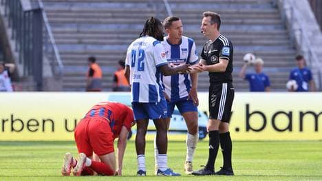 Deyovaisio Zeefuik sah gegen Heidenheim die Rote Karte