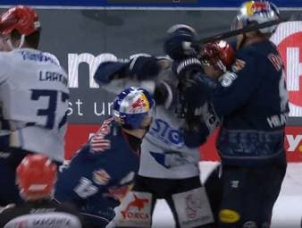 Der EHC Red Bull München gewinnt einen spektakulären 9-Tore-Thriller gegen die Schwenninger Wild Wings. Am Ende fliegen in dem DEL-Kracher die Fäuste.