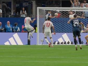 Die späte Erlösung für Argentinien. Ausgerechnet Joker Lautaro Martínez sorgt für den späten Siegtreffer. Natürlich hat auch Lionel Messi seine Finger mit im Spiel.