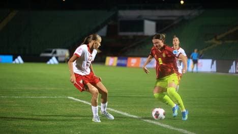 Tessa Zimmermann (r.) sichert dem DFB-Team einen Punkt