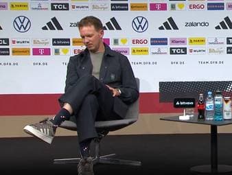 Bei der Pressekonferenz zur DFB-Kadernominierung trägt Julian Nagelsmann Socken, die ihm von Oliver Baumann geschenkt wurden. 