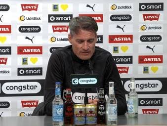Auf der Spieltagspressekonferenz vor dem Duell gegen den FC Bayern München äußert sich St.-Pauli-Coach Alexander Blessin zum kommenden Gegner. Jedoch wird er bei seiner Antwort unterbrochen.
