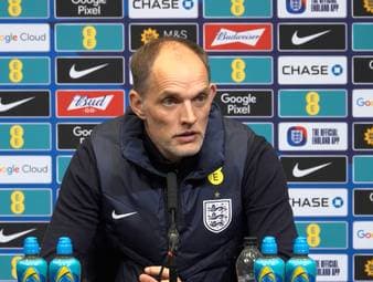 Viel Gesprächsstoff nach dem Freundschaftsspiel zwischen England und Uruguay. Ein Elfmeterpfiff und ungeahndete Fouls bringen England-Trainer Thomas Tuchel an seine Grenzen. Entsprechend fällt dessen Fazit für den deutschen Schiedsrichter Sven Jablonski aus.