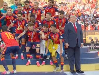Spanien kürt sich gegen Argentinien zum Weltmeister. Bei der Pokalübergabe kommt es zu einer skurrilen Szene mit US-Präsident Donald Trump.