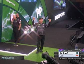 Paul Lim siegt zum Auftakt der Darts-WM 2026 gegen Jeffrey de Graaf. Der älteste WM-Teilnehmer aller Zeiten wird im Ally Pally frenetisch gefeiert.