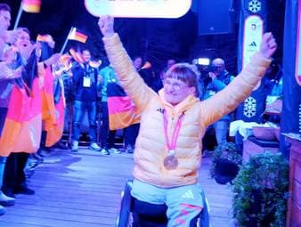 Nach der Goldmedaille bei den Paralympics 2026 reagiert Anna-Lena Forster überglücklich und spricht über die große Bedeutung der Medaille im Monoski.