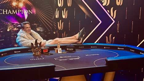 Alex Foxen gönnt sich lässige Siegerpose
